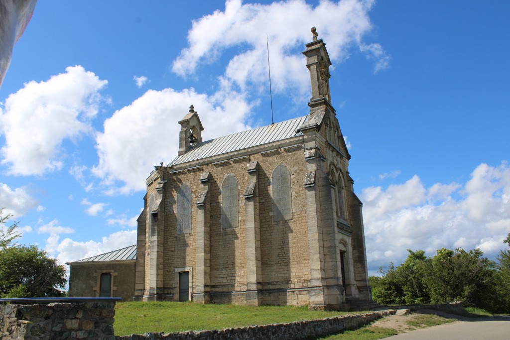 La Chapelle Notre-Dame-aux-Raisins au sommet de la colline de Brouilly