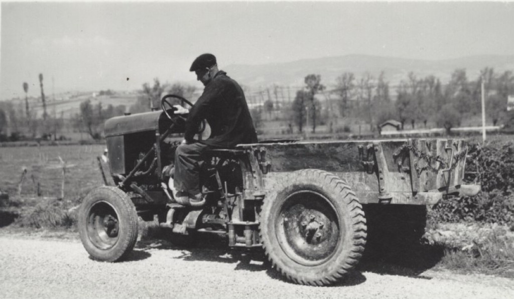 Photo d'archives : Raymond avec son premier tracteur porteur