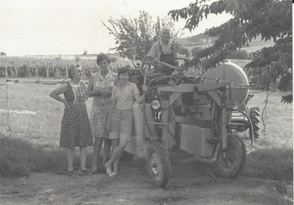 Photo d'archives : Raymond sur le premier tracteur enjambeur