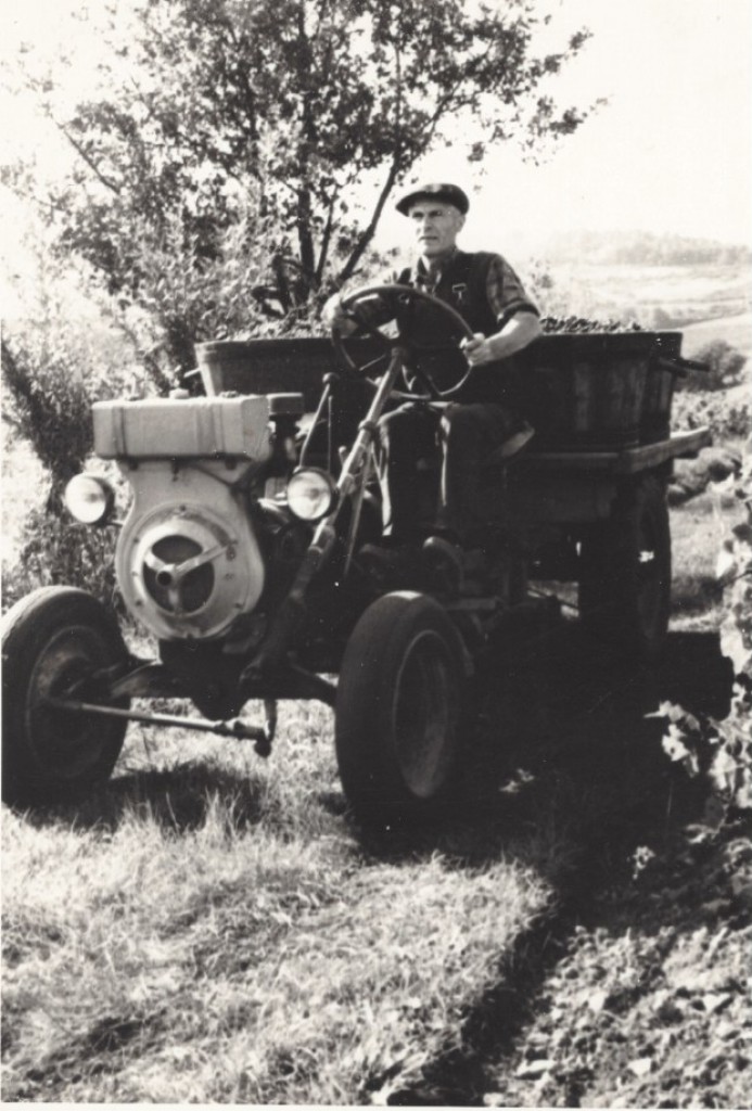 Photo d'archives : Raymond sur son premier tracteur Bénéthuilière